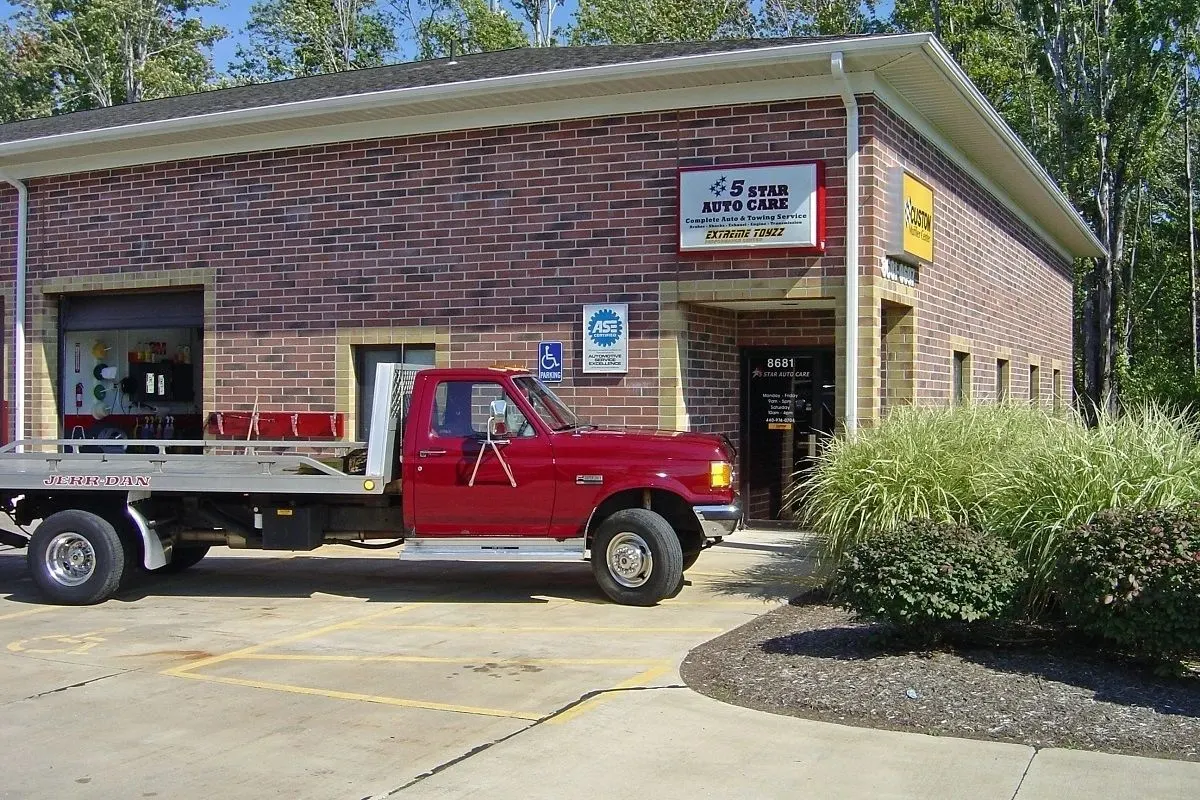 Exterior of 5 Star Auto Care Building